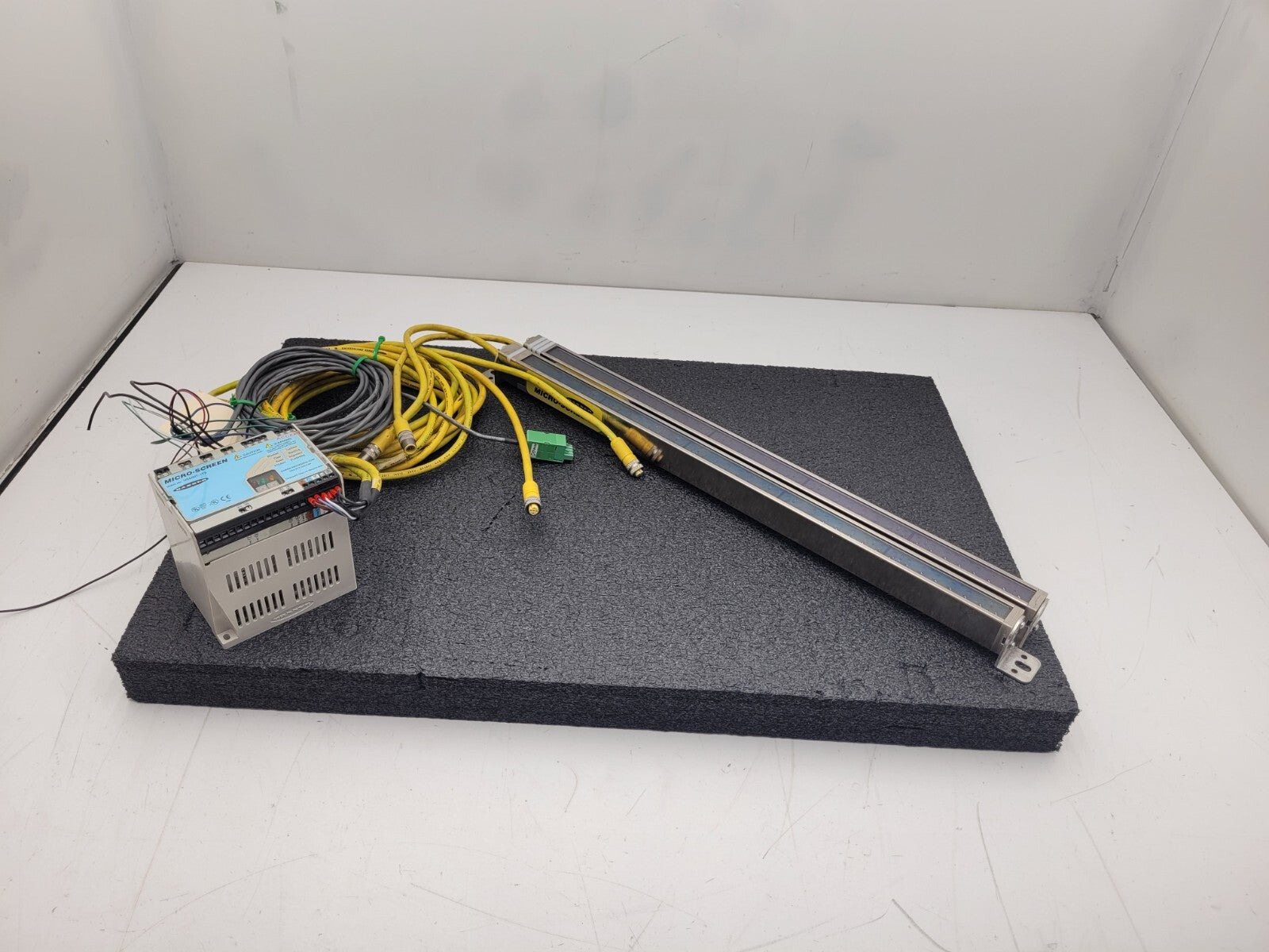 Banner USE2012NP2 & USR2012NP2 MICRO-SCREEN ESD  20" Light Curtain Screen "H"