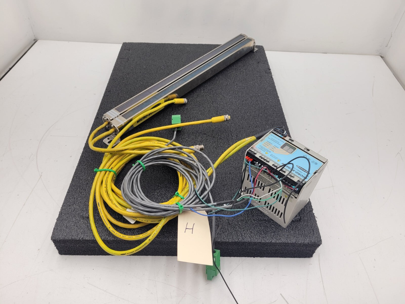 Banner USE2012NP2 & USR2012NP2 MICRO-SCREEN ESD  20" Light Curtain Screen "H"