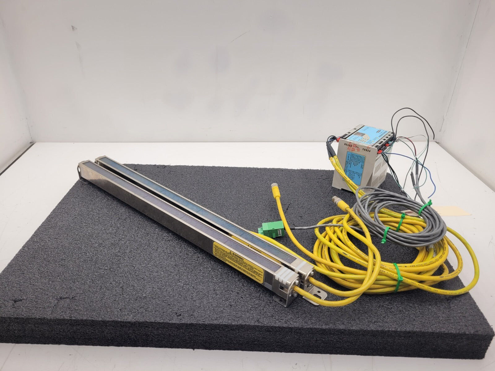 Banner USE2012NP2 & USR2012NP2 MICRO-SCREEN ESD  20" Light Curtain Screen "H"