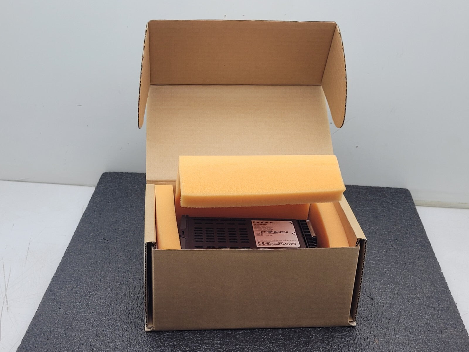 EUROTHERM Controller 2408  Temperature / Process Controller/ Programmer