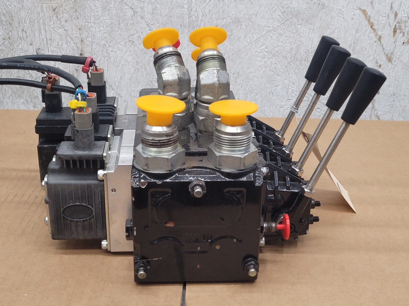 Danfoss PVG32 4x Proportional Hydraulic Servo + Manual Valve PVE2SV  [E]