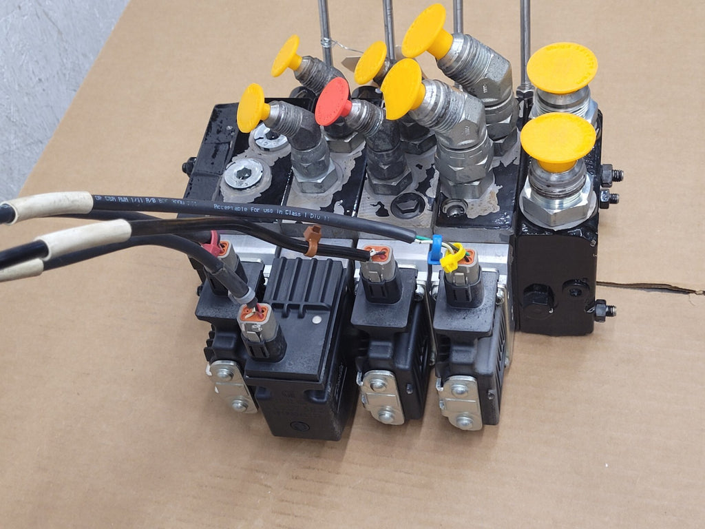 Danfoss PVG32 4x Proportional Hydraulic Servo + Manual Valve PVE2SV  [E]