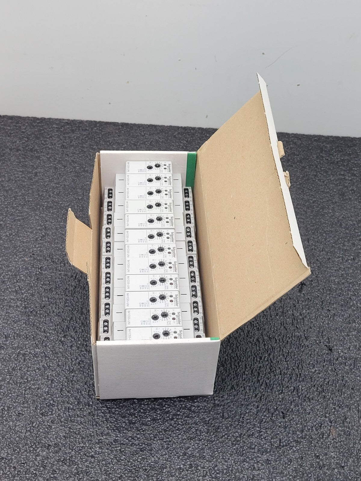 Box of 10x Schneider Electric Magnecraft 841CS5-UNI Sensing Relay DIN Rail Mount