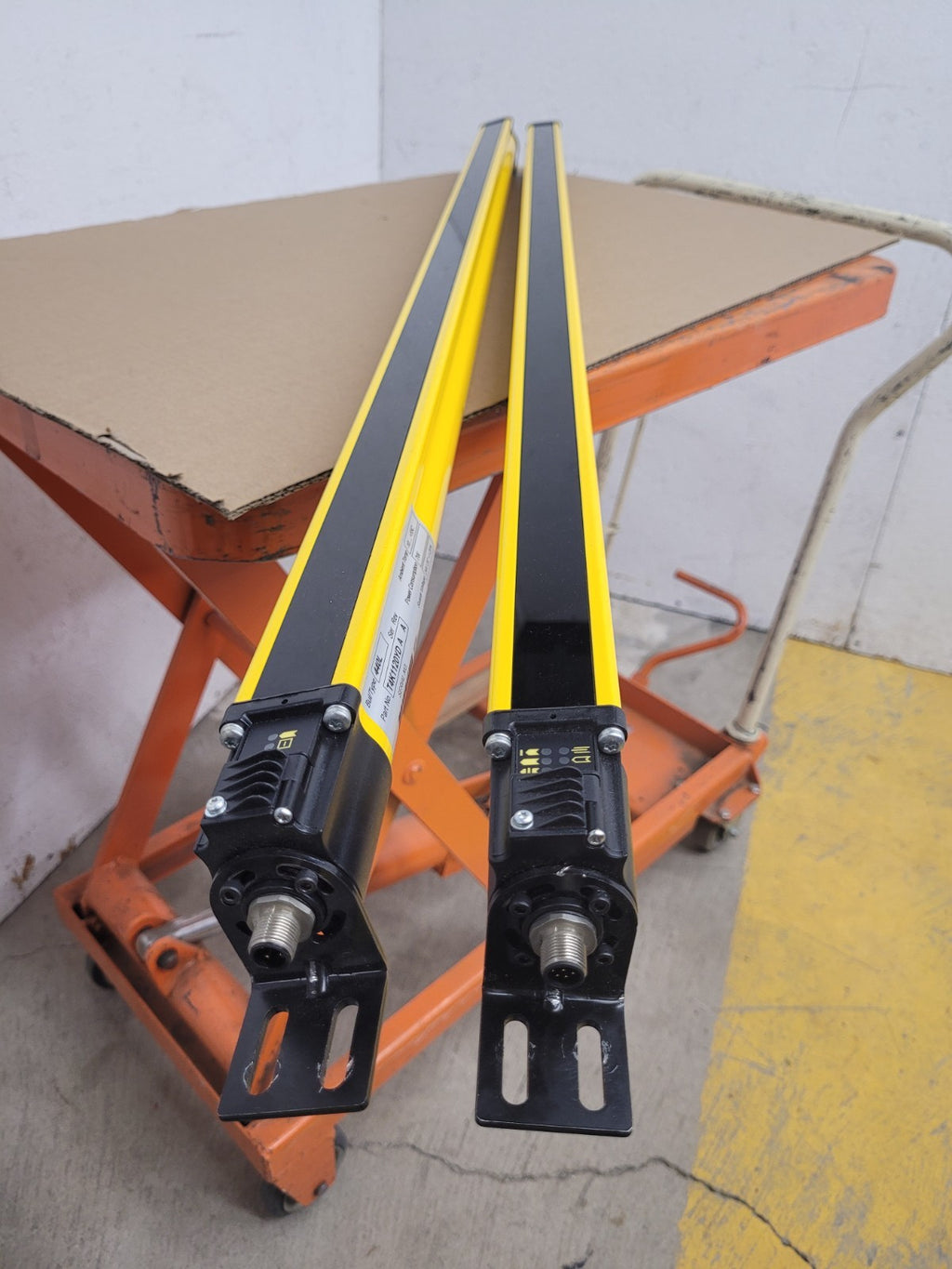 Allen Bradley GuardShield Light Curtain Pair R4K1120YD AB T4K1120YD AA 1120mm