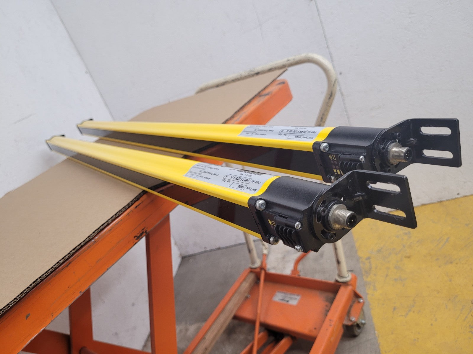 Allen Bradley GuardShield Light Curtain Pair R4K1120YD AB T4K1120YD AA 1120mm