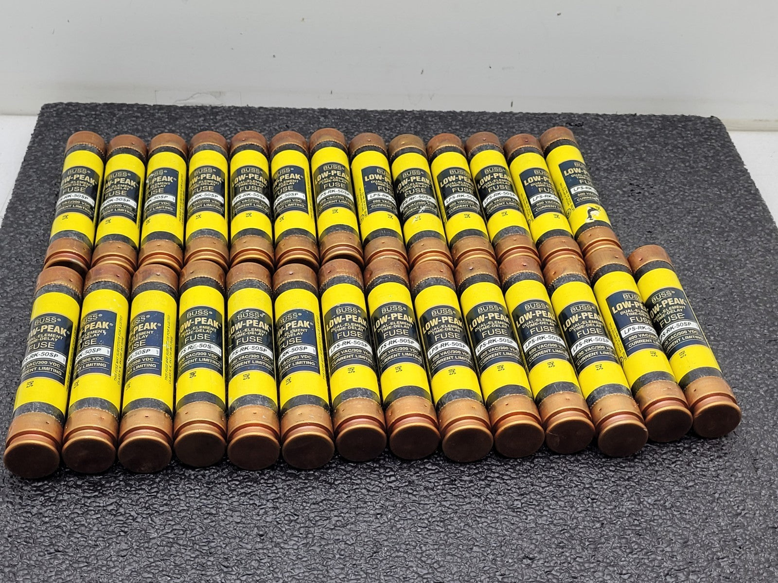 Lot of 27x Bussmann LPS-RK-50SP Low-Peak Dual Element Time Delay Fuse 600VAC 50A