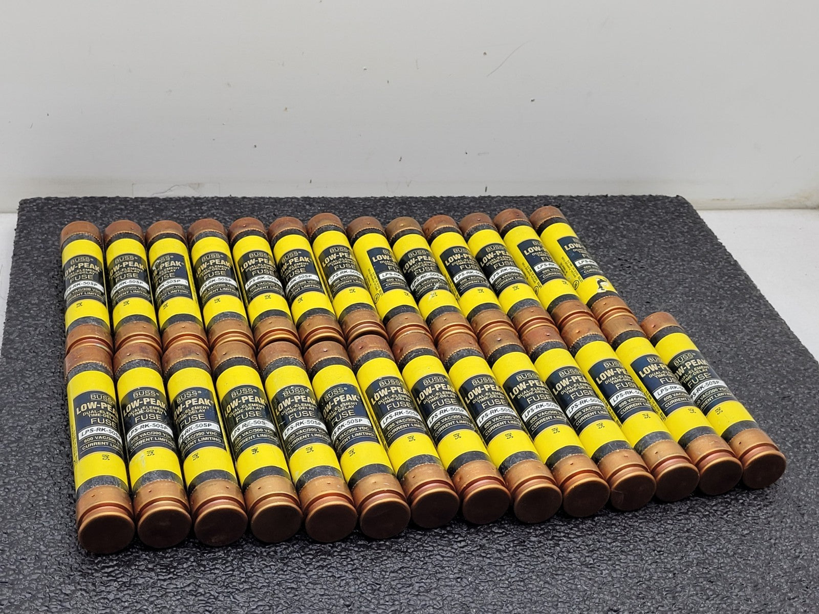 Lot of 27x Bussmann LPS-RK-50SP Low-Peak Dual Element Time Delay Fuse 600VAC 50A