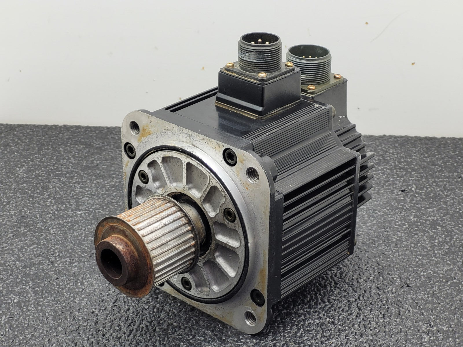 YASKAWA AC SERVO MOTOR SGMG-05V2AB 450W 1500RPM