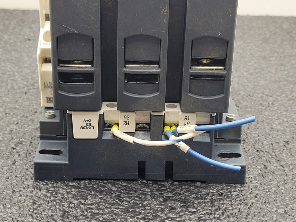 Telemecanique Contactor LC1D150 Aux Contact w/ LA9 D 115603/604 Lugs 24VDC Coil