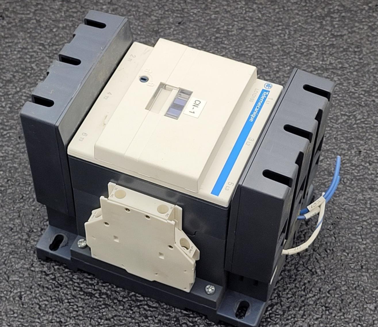 Telemecanique Contactor LC1D150 Aux Contact w/ LA9 D 115603/604 Lugs 24VDC Coil