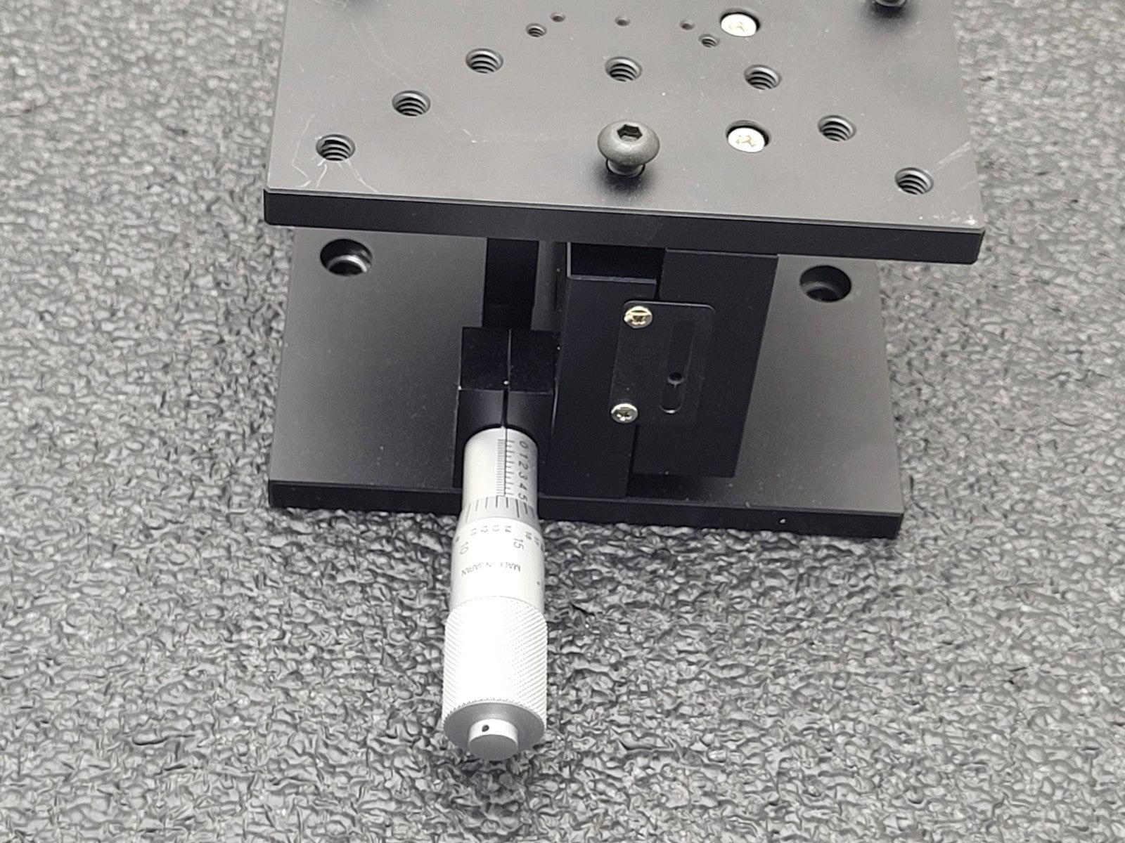 EO Edmund Optics Z Axis 66-508 Lift Table 125mm Square Optical Breadboard 1/4-20