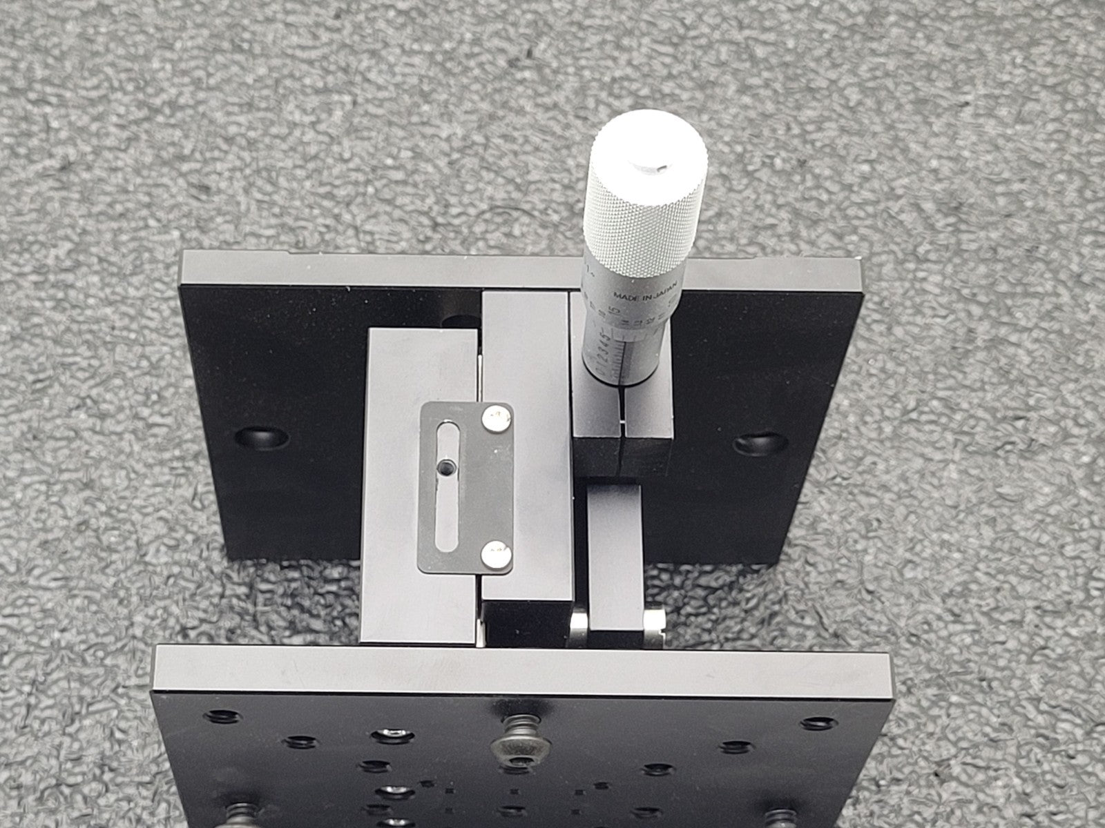 EO Edmund Optics Z Axis 66-508 Lift Table 125mm Square Optical Breadboard 1/4-20