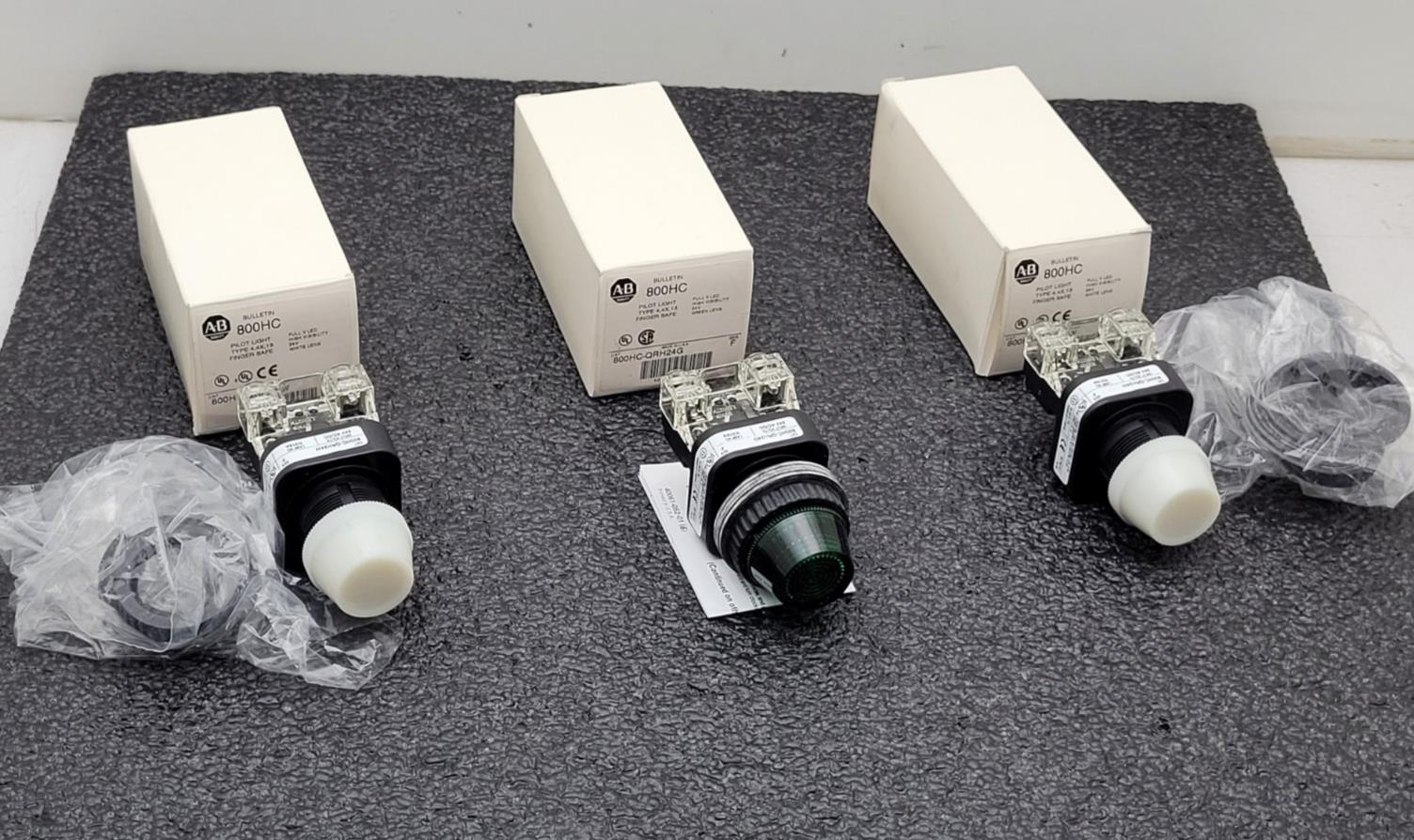 Lot of 3x ALLEN-BRADLEY AB  800HC-QRH24W QRH24G Pilot Lite 2x White 1x Green NEW