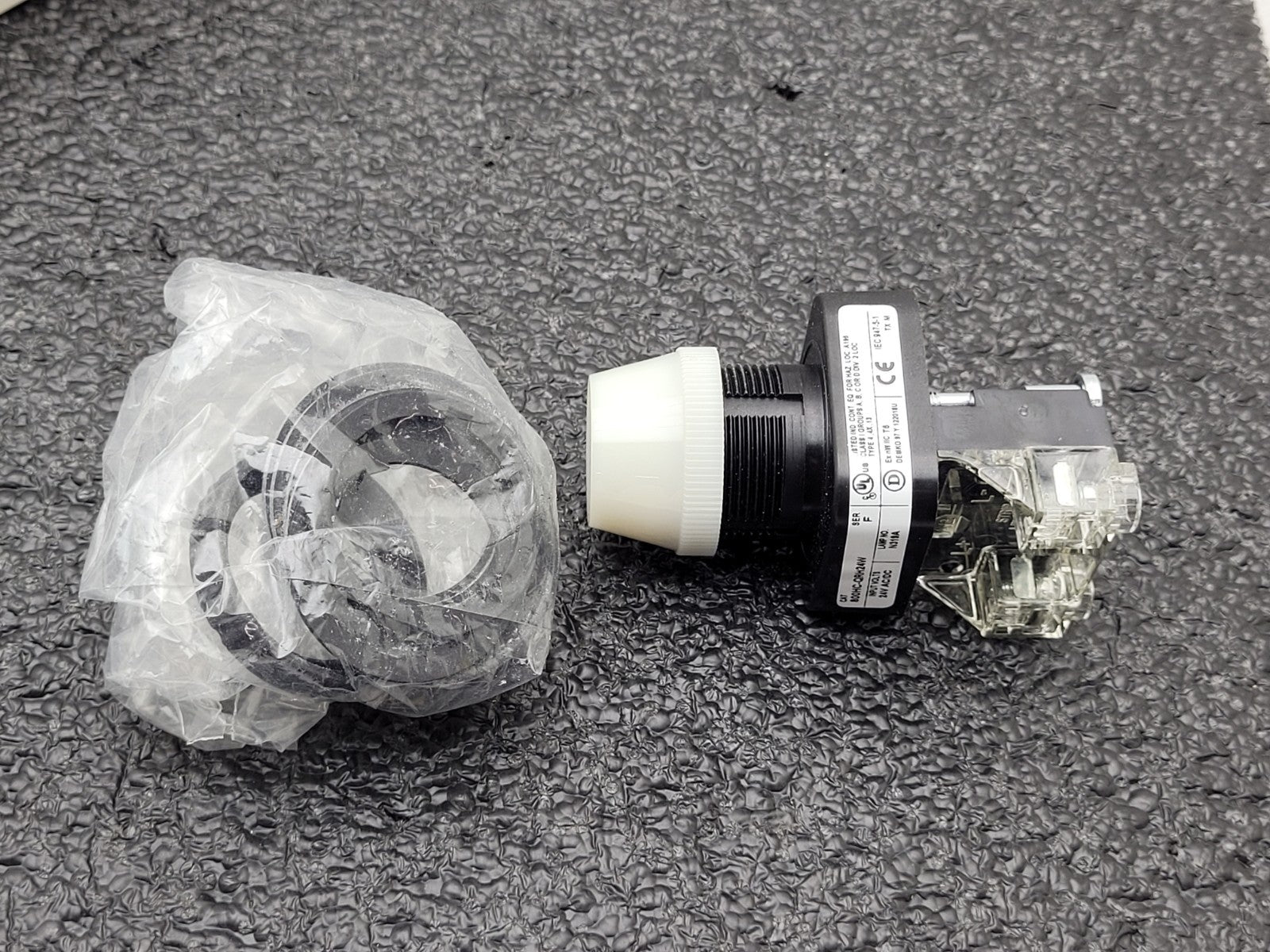 Lot of 3x ALLEN-BRADLEY AB  800HC-QRH24W QRH24G Pilot Lite 2x White 1x Green NEW