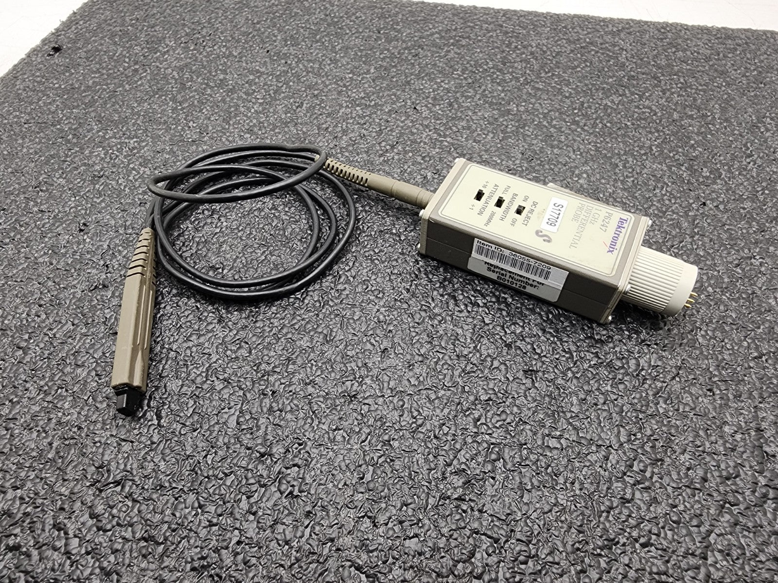 Tektronix P6247 1GHz Differential Probe For Parts or Repair