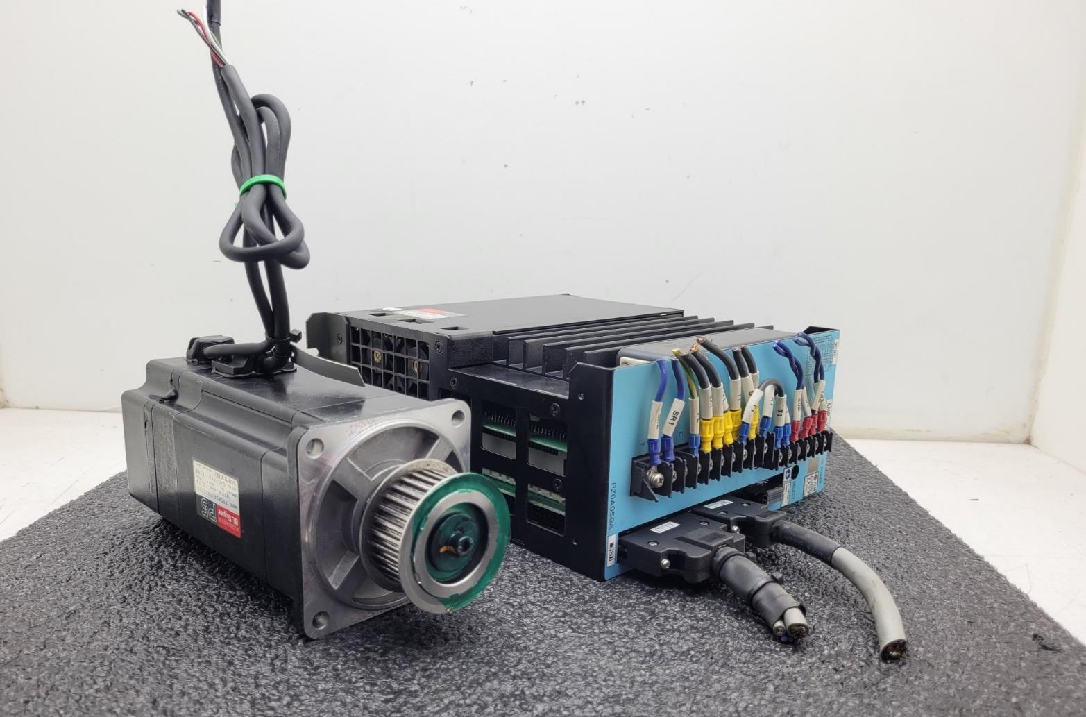 SANYO DENKI AC SERVOMOTOR P5, P50B08100DXS27 / PZ0A050AME1S00 Servo Amplifier PZ