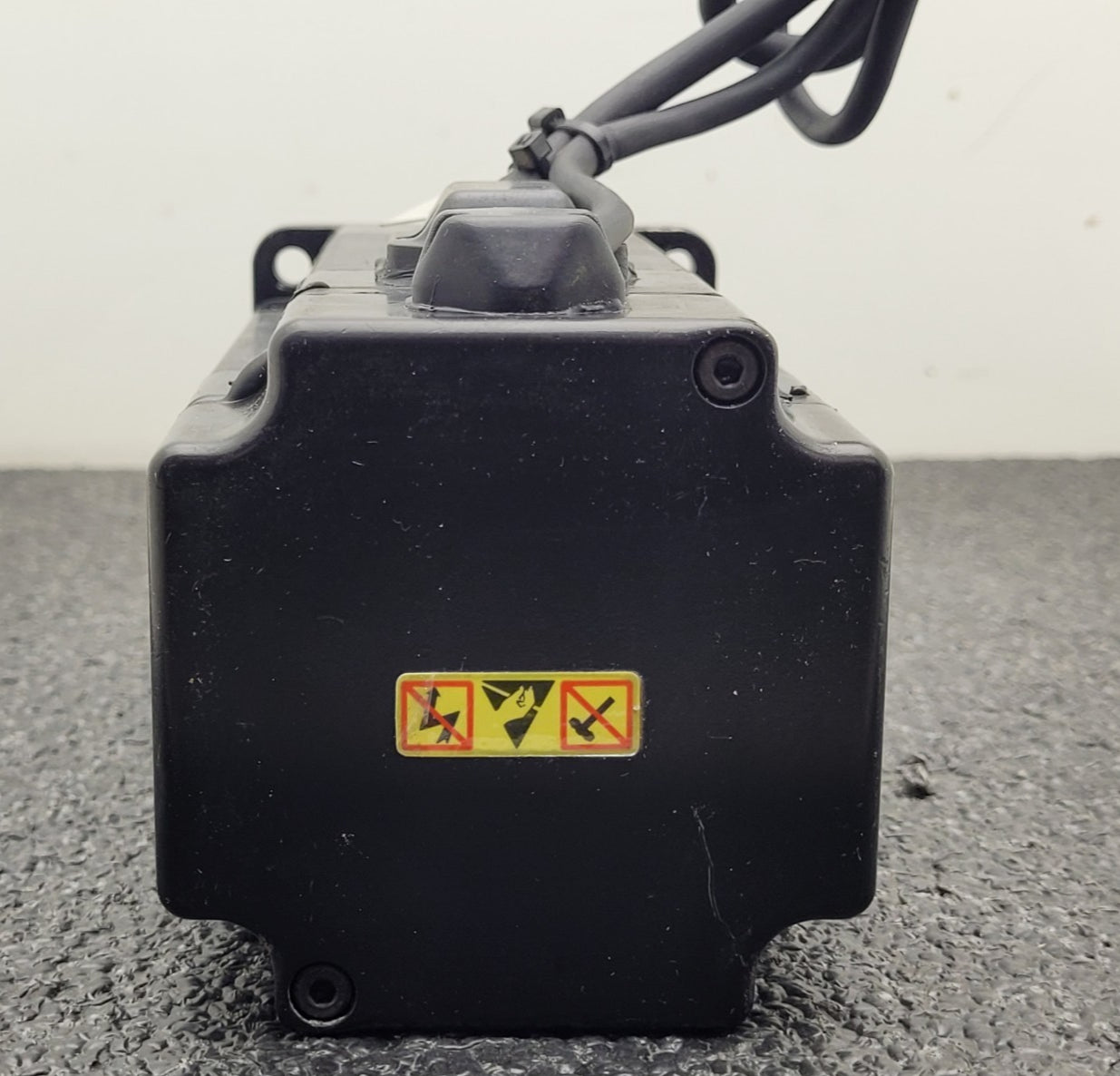 SANYO DENKI AC SERVOMOTOR P5, P50B08100DXS27 / PZ0A050AME1S00 Servo Amplifier PZ