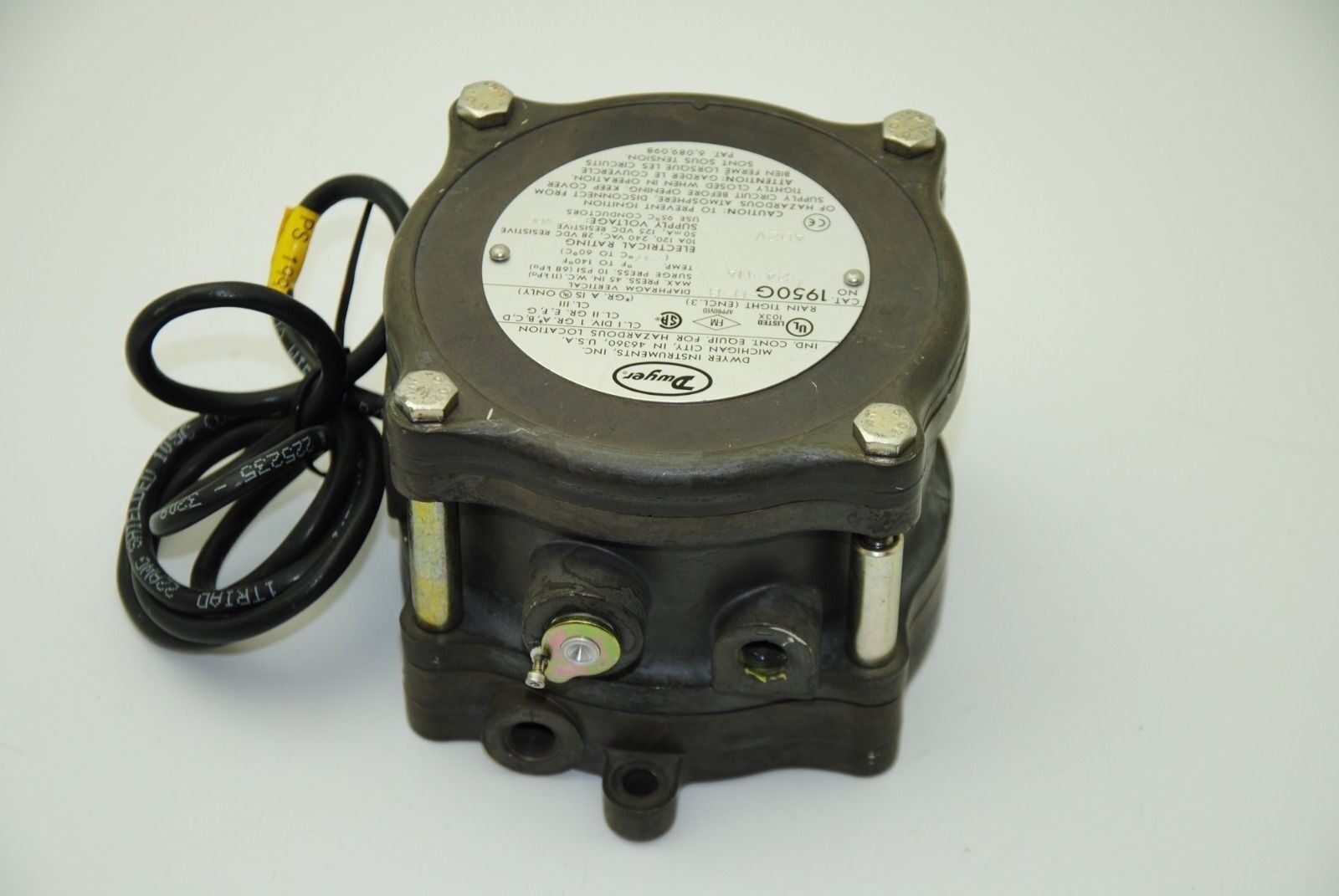 Dwyer 1950G-0-B-24, Explosion-Proof Pressure Switch
