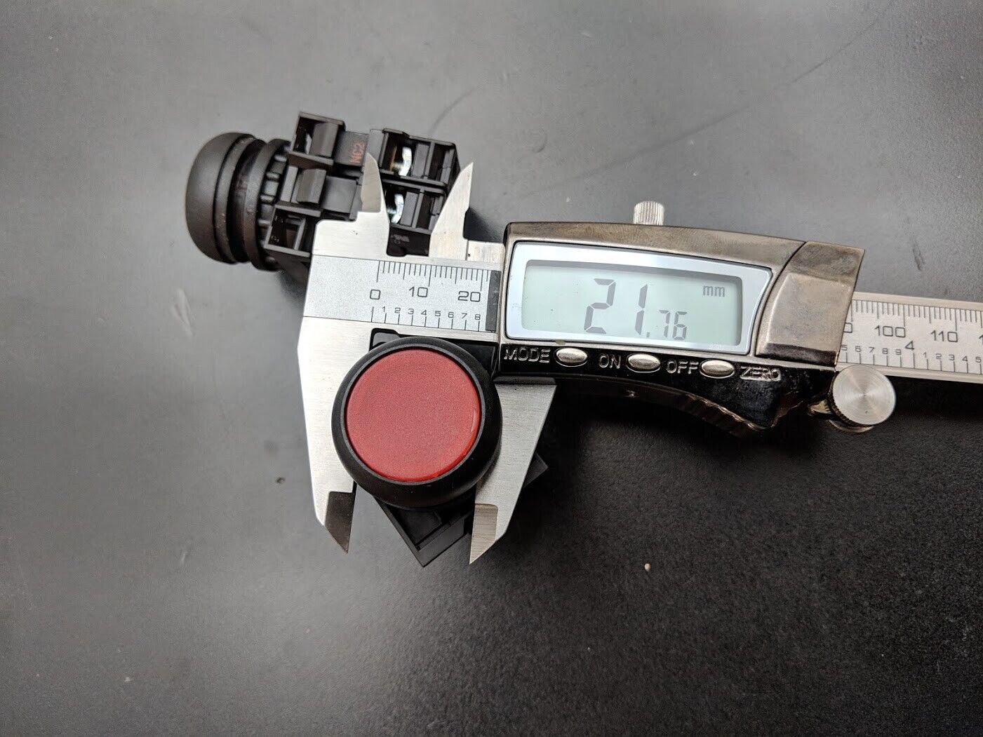 4x Red Eaton Momentary Contact Machine Control Push Button 2 Pole 22mm M22-LED