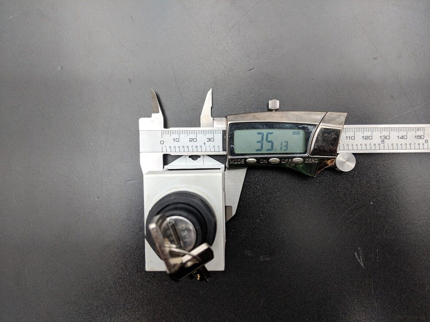 Eaton Cutler Hammer Machine Keyed Switch On Off 22mm E22B2 2 Keys