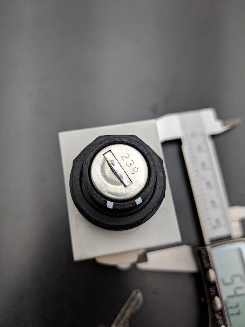 Eaton Cutler Hammer Machine Keyed Switch On Off 22mm E22B2 2 Keys