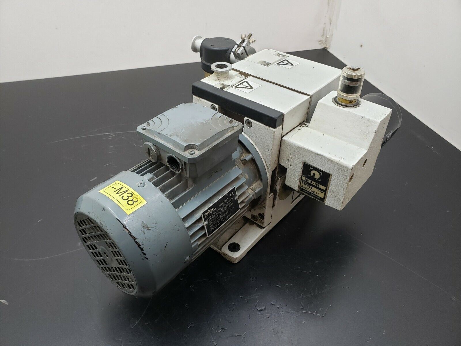 Leybold Trivac 240V D4B Tested To 10 Microns W/ AF8 Filter, OF4-25