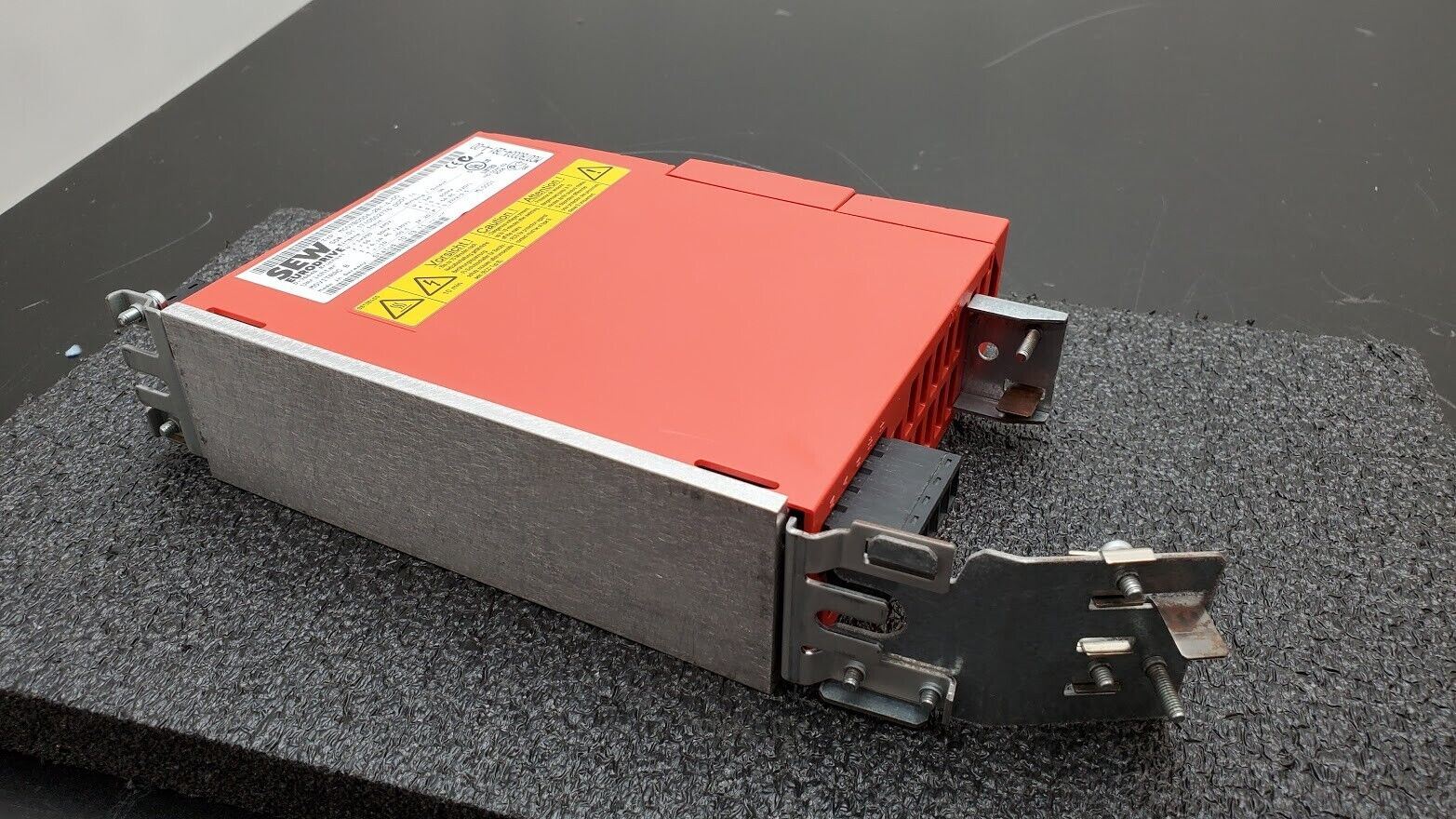 SEW EURODRIVE MOVITRAC B MC07B0004-2B1-4-00 230V 1PH .37kW 0.50HP AC 2.5A