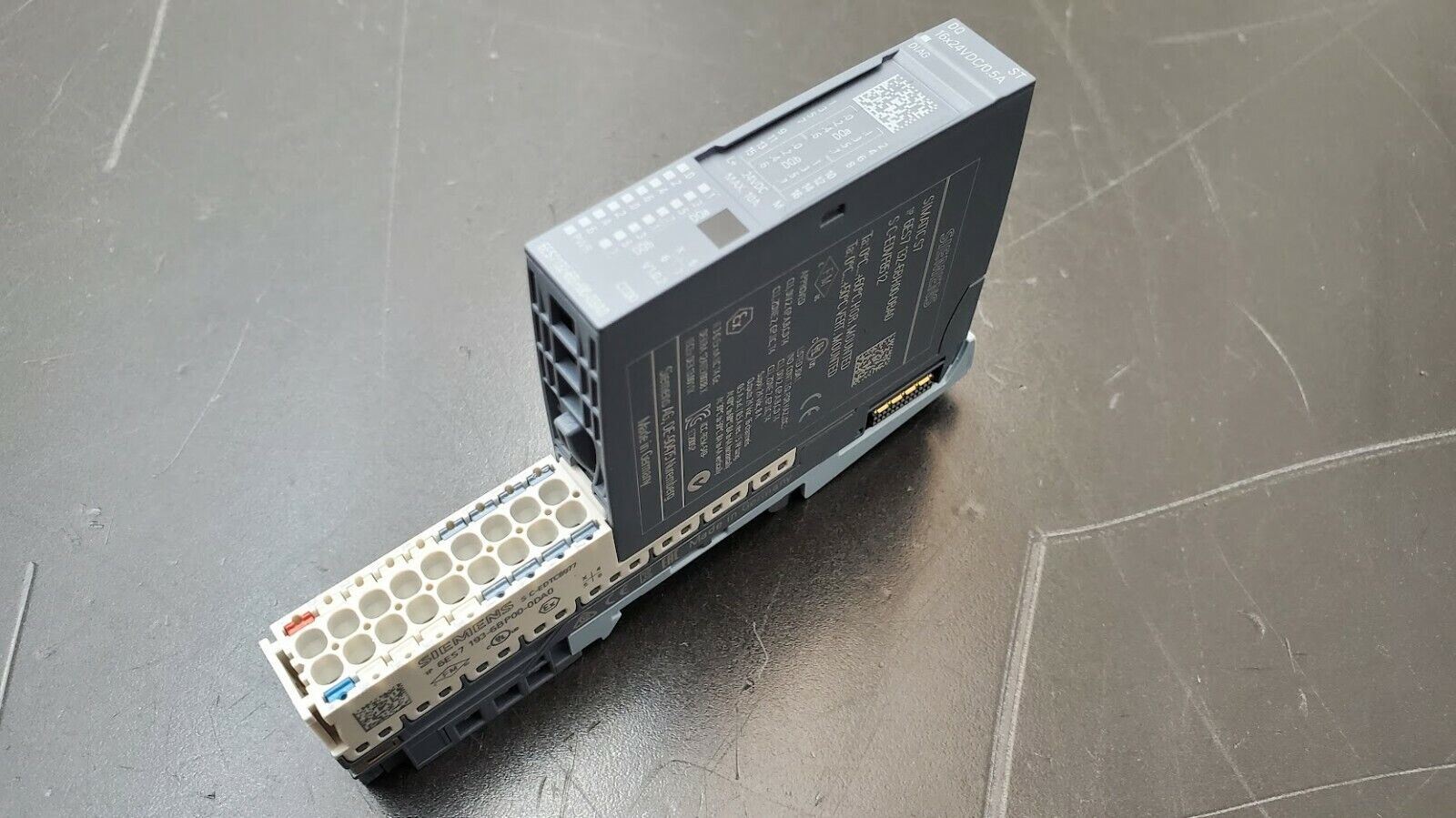 Siemens 6ES7132-6BH00-0BA0 DQ 16x24VDC/0.5A Digital Output ST w 6ES71936BP000DA0