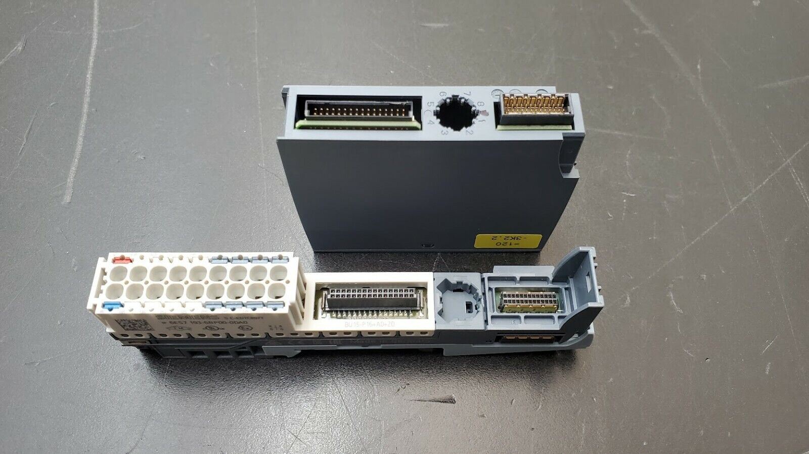Siemens 6ES7132-6BH00-0BA0 DQ 16x24VDC/0.5A Digital Output ST w 6ES71936BP000DA0