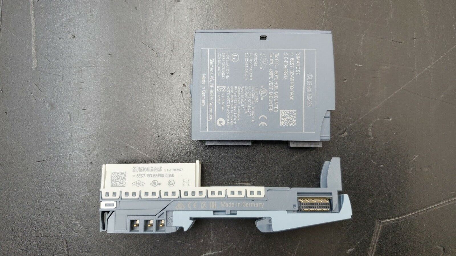 Siemens 6ES7132-6BH00-0BA0 DQ 16x24VDC/0.5A Digital Output ST w 6ES71936BP000DA0