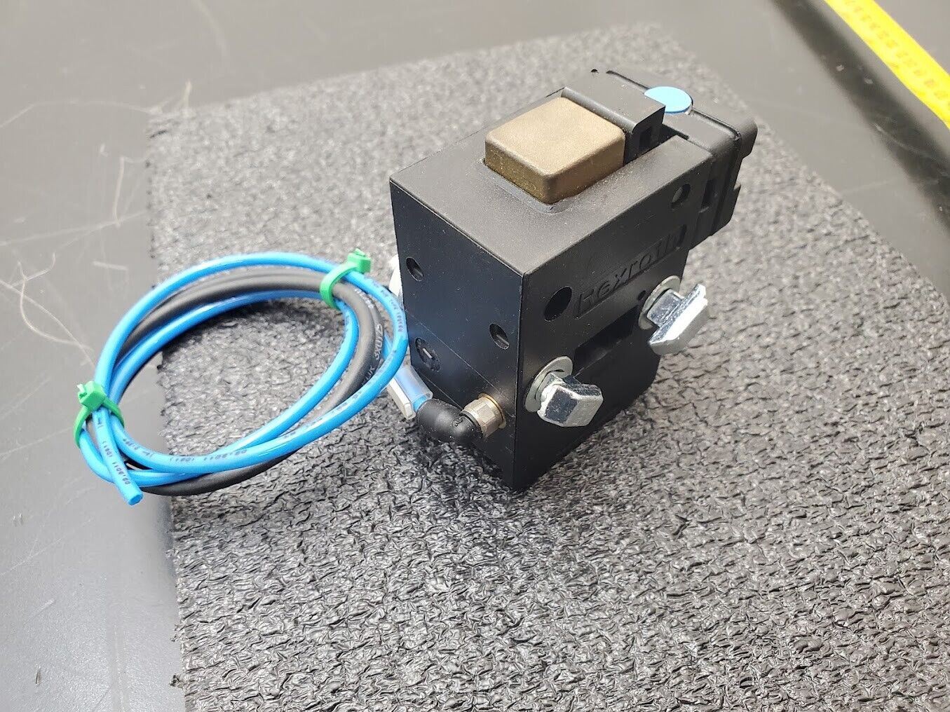 Rexroth 3 842 530 630 Pneumatic Stop Gate Conveyor Separator 53884 Bosch