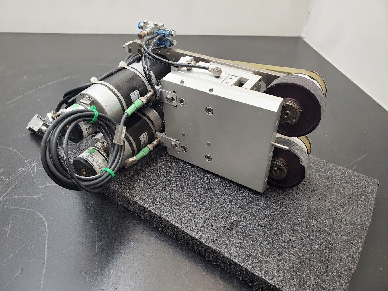 Dual Servo Motor Pneumatic Applied Friction Drive Unit For Rotary Motion Table