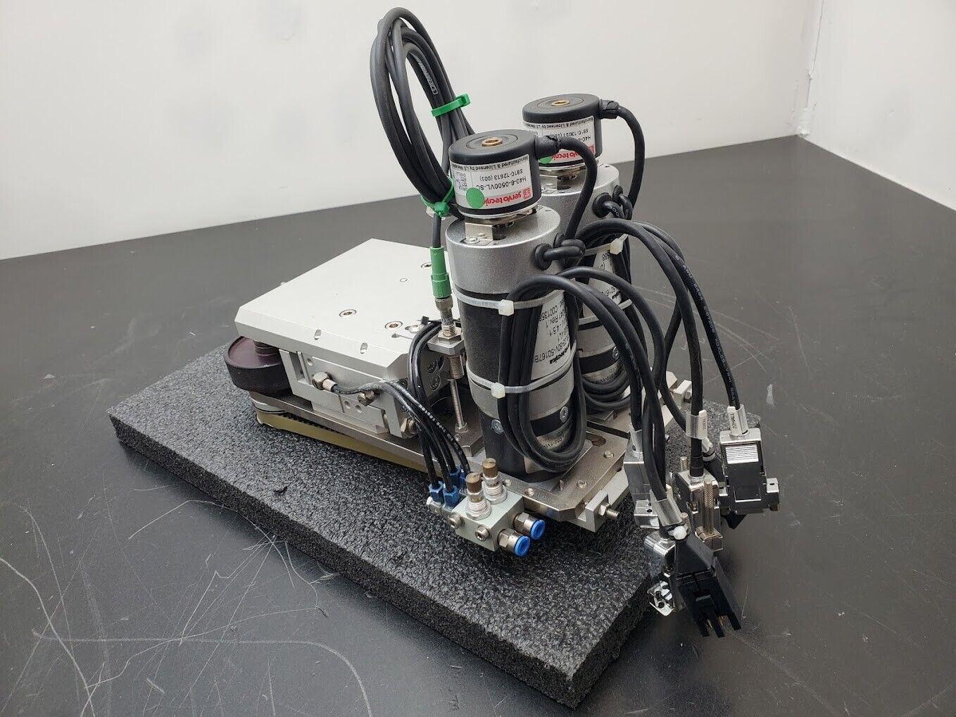 Dual Servo Motor Pneumatic Applied Friction Drive Unit For Rotary Motion Table