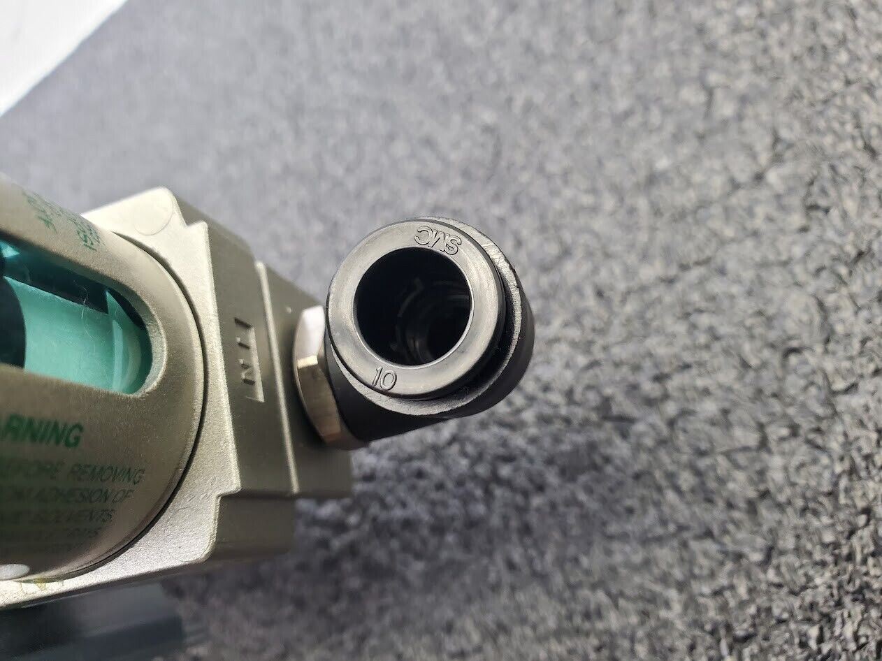 SMC AV2000-02-5DZB Soft Start 24VDC Solenoid with AF20-N02-6CZ Air Filter