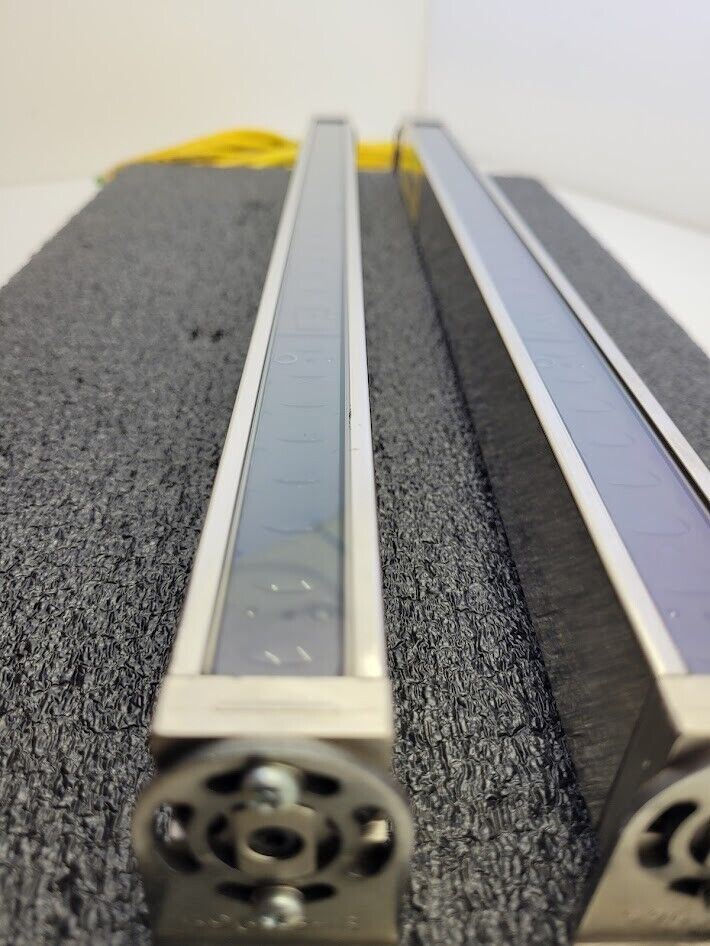 Banner USE1612NI & USR1612NI MICRO-SCREEN 16" Light Curtain Screen Set