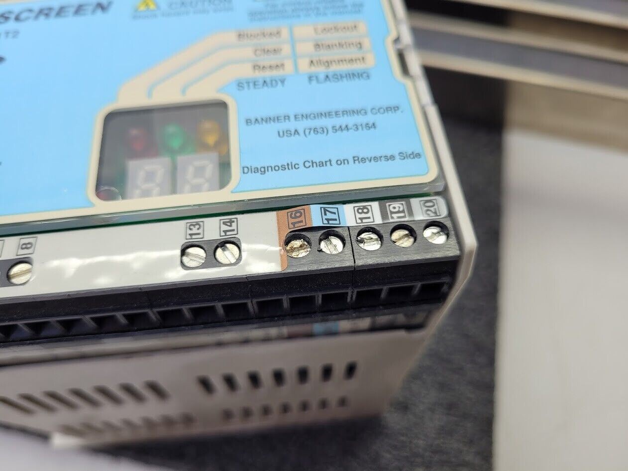 Banner USE2012NP2 & USR2012NP2 MICRO-SCREEN 20" Light Curtain Screen Set