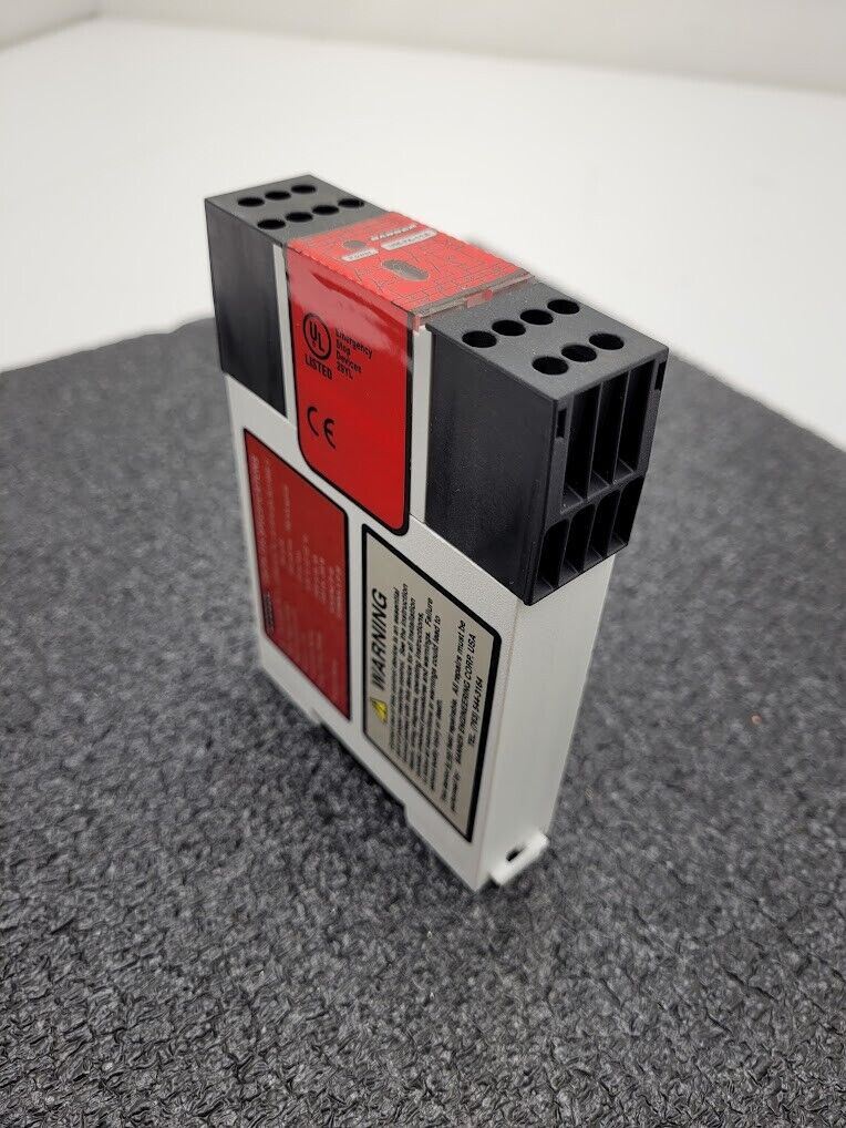 Banner UM-FA-11A Universal Input Safety Relay Module 24V AC/DC, 250V/7A Contacts