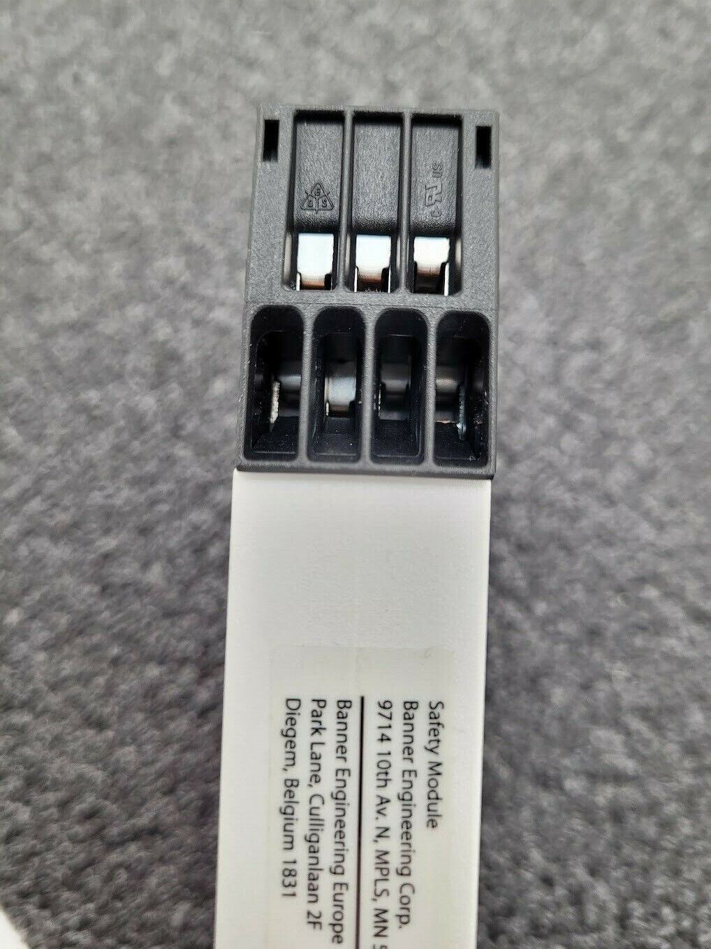 Banner UM-FA-11A Universal Input Safety Relay Module 24V AC/DC, 250V/7A Contacts