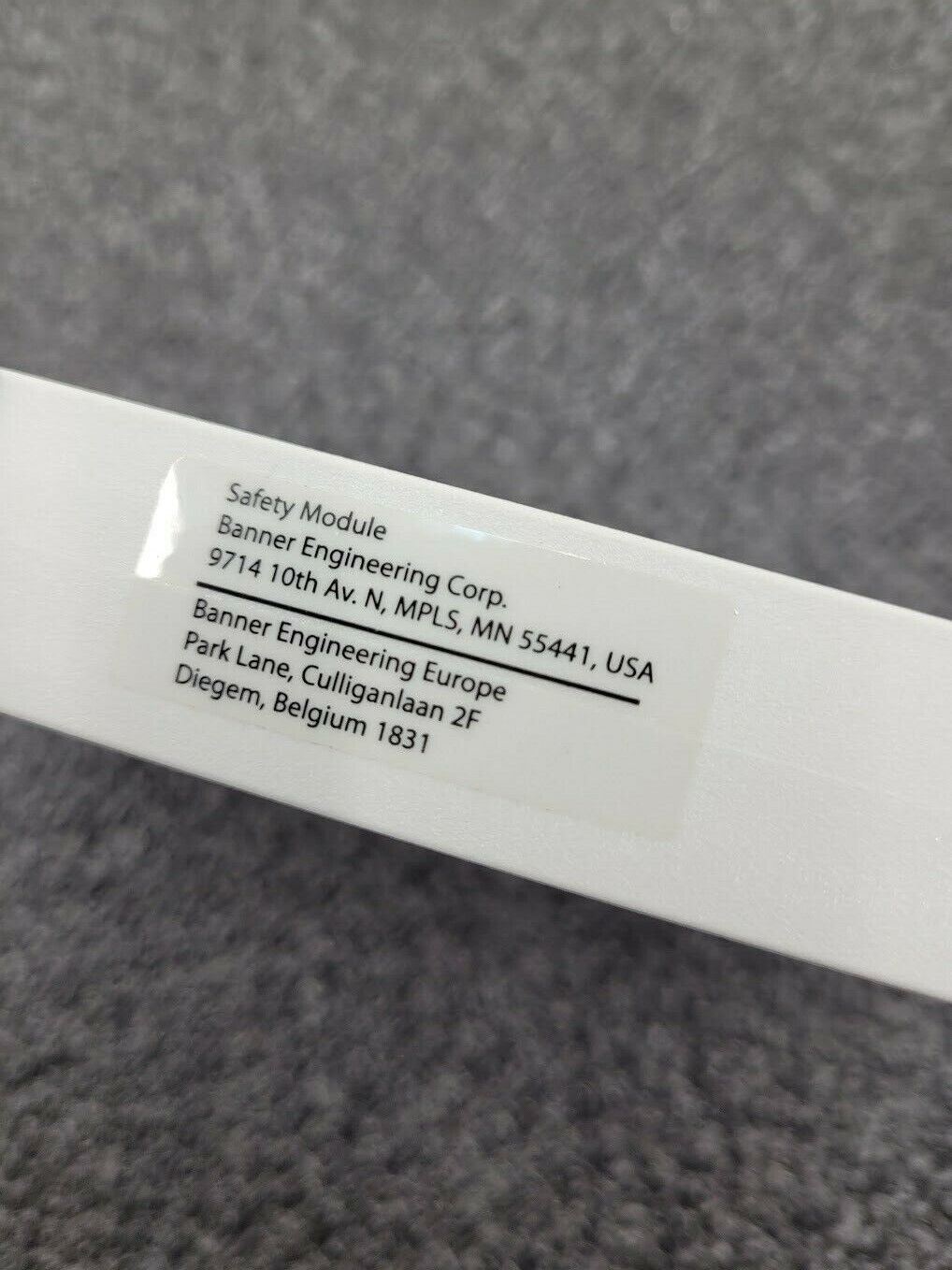 Banner UM-FA-11A Universal Input Safety Relay Module 24V AC/DC, 250V/7A Contacts