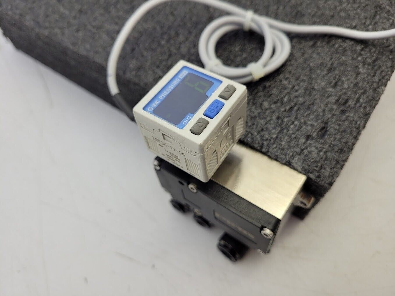 SMC ZSE30-T1-26 Vacuum Pressure Switch 1-5VDC Sensor Output 8mm 6mm Input Output
