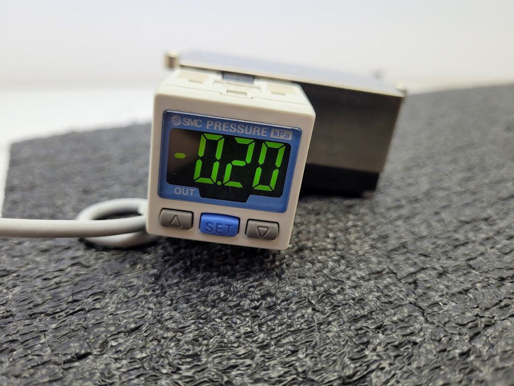 SMC ZSE30-T1-26 Vacuum Pressure Switch 1-5VDC Sensor Output 8mm 6mm Input Output