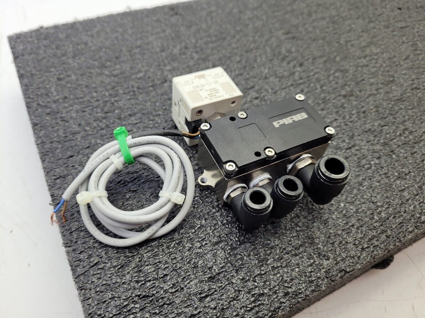 SMC ZSE30-T1-26 Vacuum Pressure Switch 1-5VDC Sensor Output 8mm 6mm Input Output