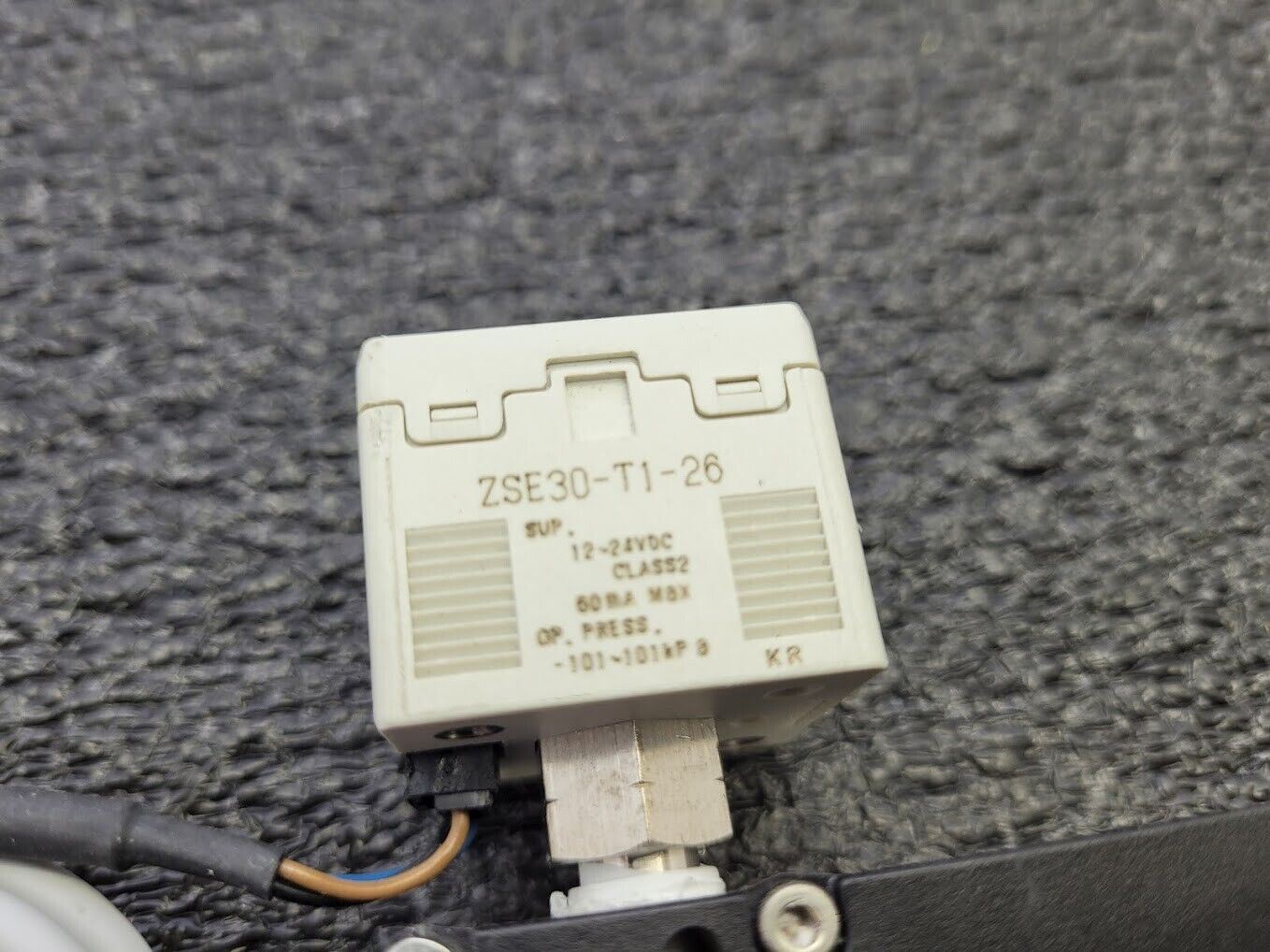 SMC ZSE30-T1-26 Vacuum Pressure Switch 1-5VDC Sensor Output 8mm 6mm Input Output