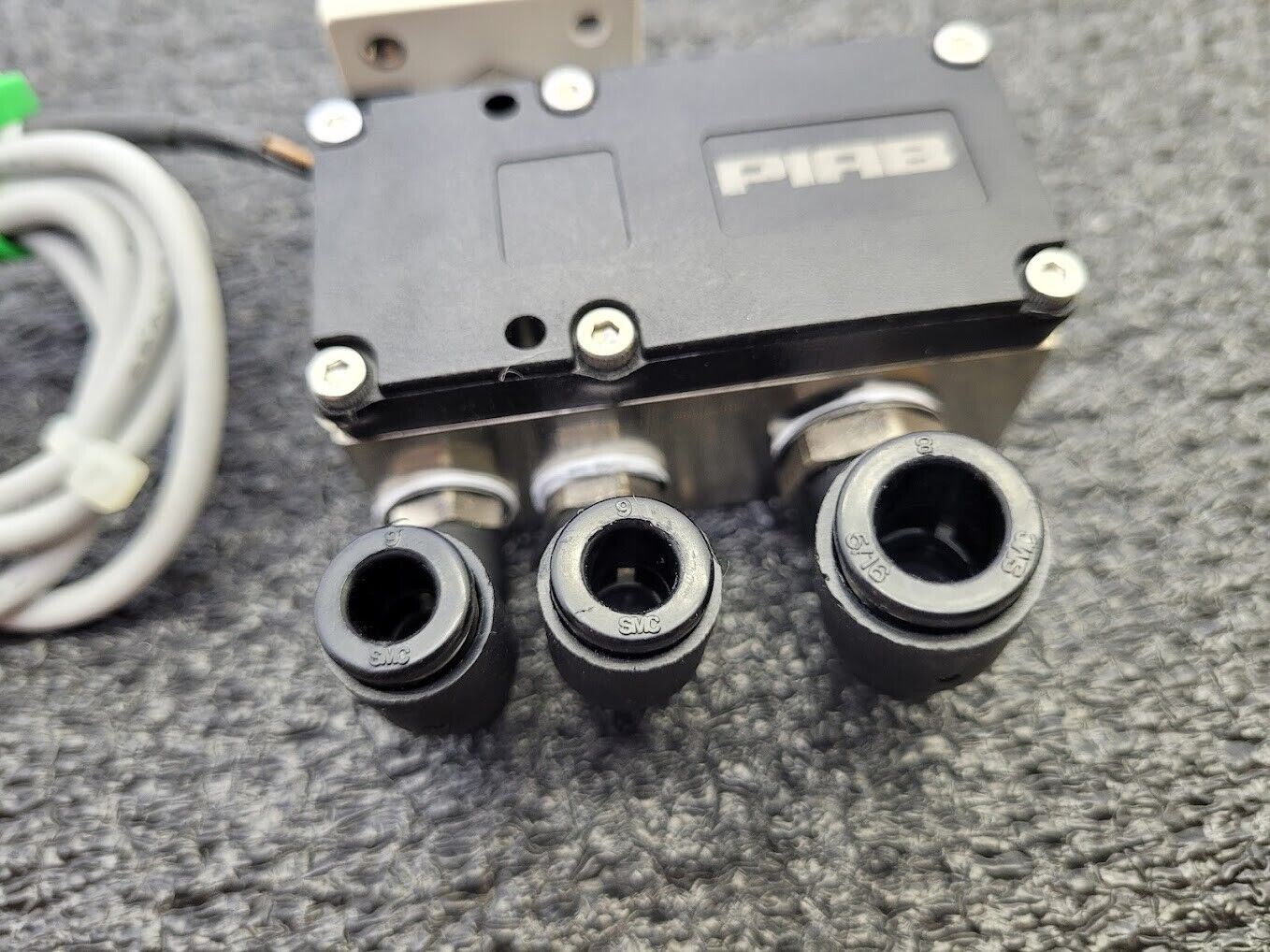 SMC ZSE30-T1-26 Vacuum Pressure Switch 1-5VDC Sensor Output 8mm 6mm Input Output