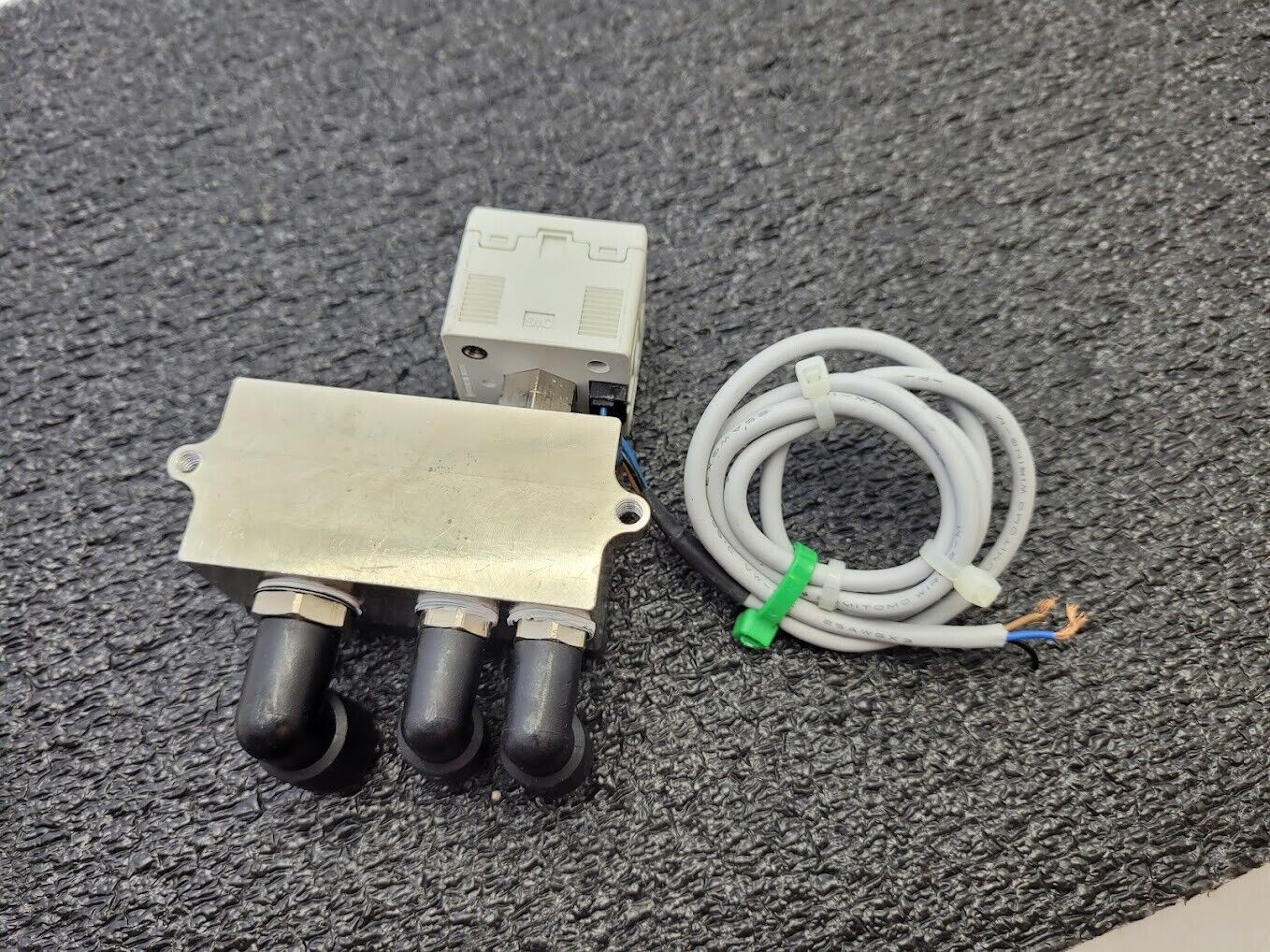SMC ZSE30-T1-26 Vacuum Pressure Switch 1-5VDC Sensor Output 8mm 6mm Input Output