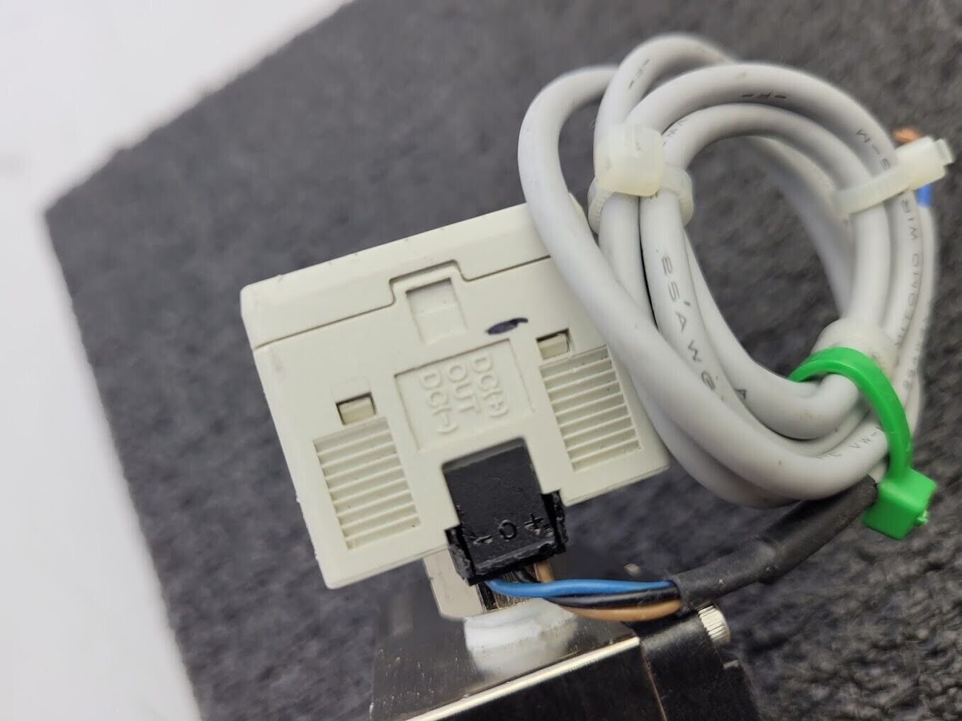 SMC ZSE30-T1-26 Vacuum Pressure Switch 1-5VDC Sensor Output 8mm 6mm Input Output