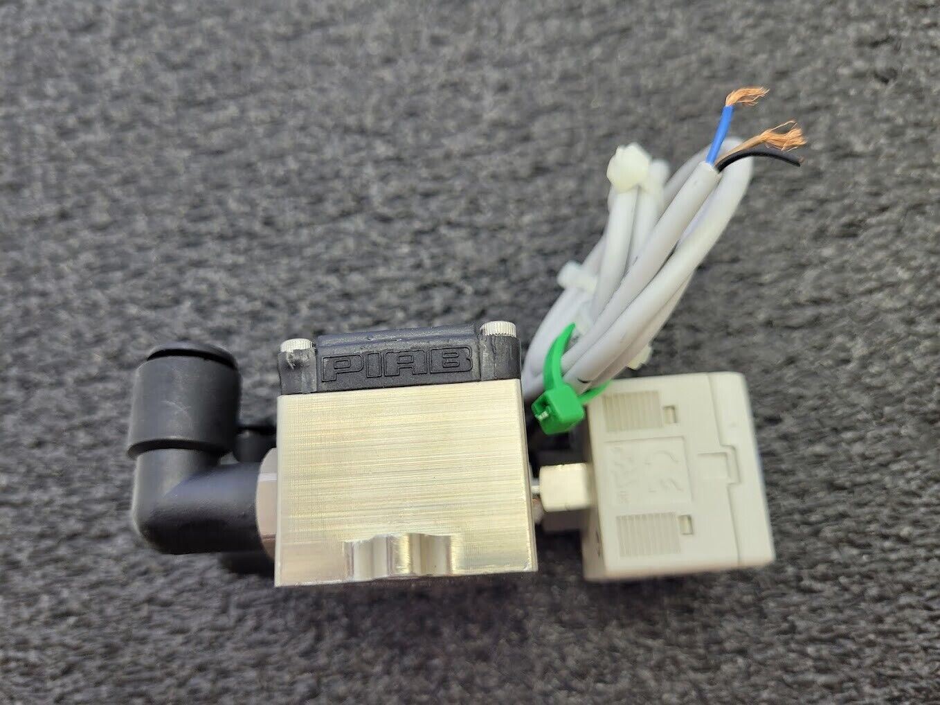 SMC ZSE30-T1-26 Vacuum Pressure Switch 1-5VDC Sensor Output 8mm 6mm Input Output