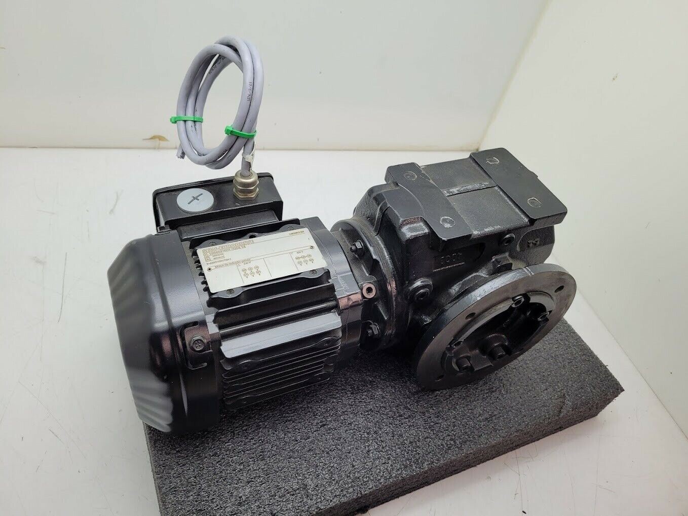 Sew-EuroDrive SAF47 DRS71S4 Gear Motor 32:1 Right Angle Gearhead 220-480V 3PH