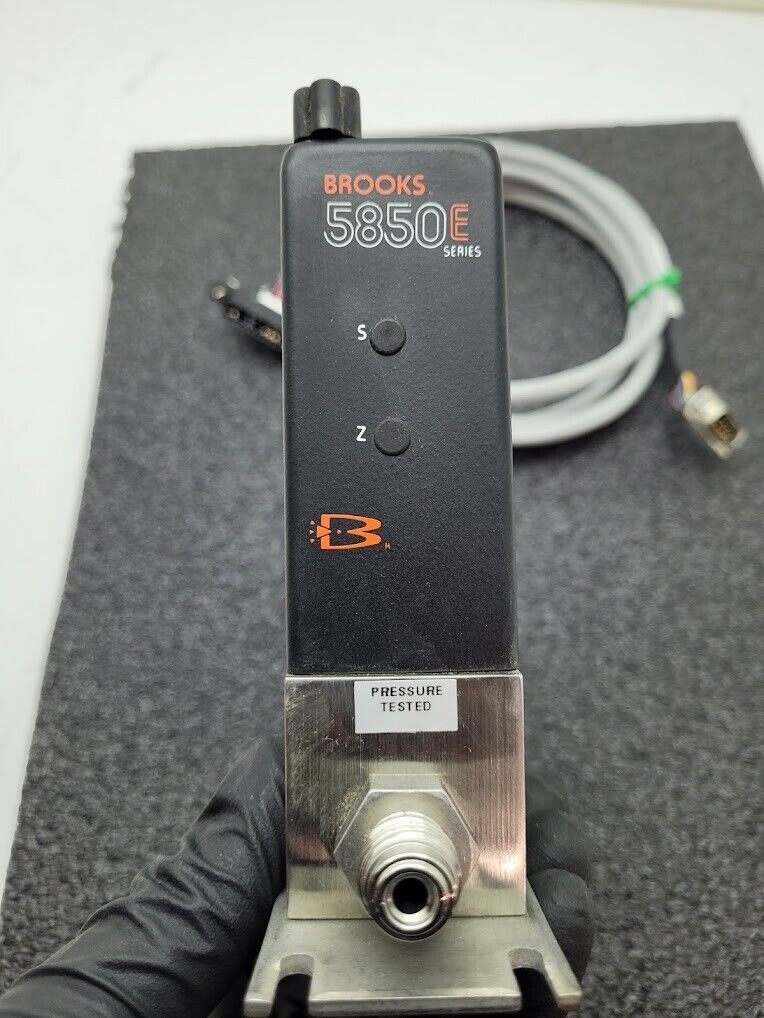 Brooks Instrument 5850E Mass Flow Controller MFC 5850E N2 Gas 500 SCCM 9040813