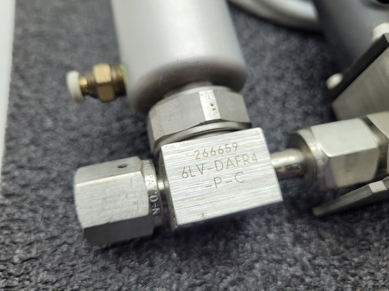 Brooks Instrument 5850E Mass Flow Controller MFC 5850E N2 Gas 500 SCCM 9040813